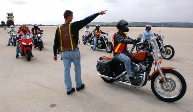 US_Navy_040708-N-8970J-004_Motorcycle_sa