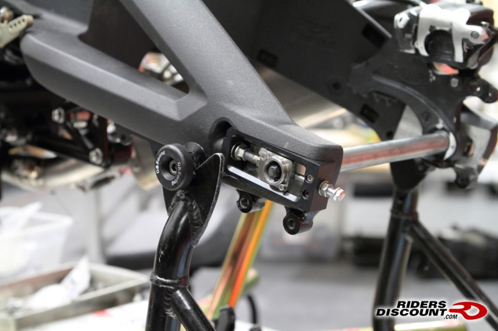 Captive axle mount